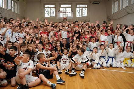 Savez za školski sport Srbije započeo podelu sportske opreme školama